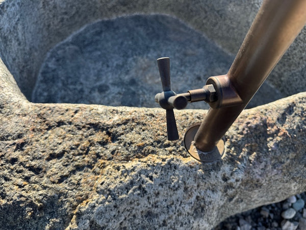Design Brunnen mit Wasserhahn und Handrad