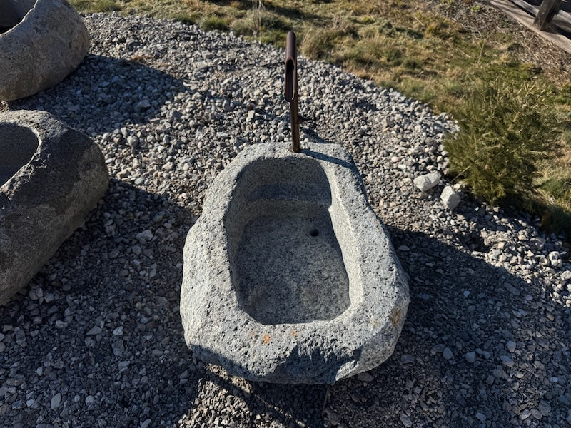 Findlingsbrunnen mit eckigen Einlauf Image