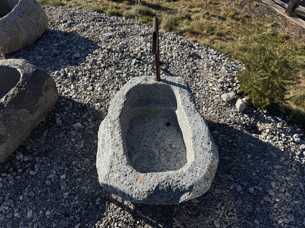 Findlingsbrunnen mit eckigen Einlauf Image