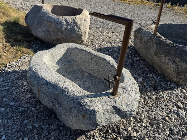 Findlingsbrunnen mit eckigen Einlauf Seitenansicht