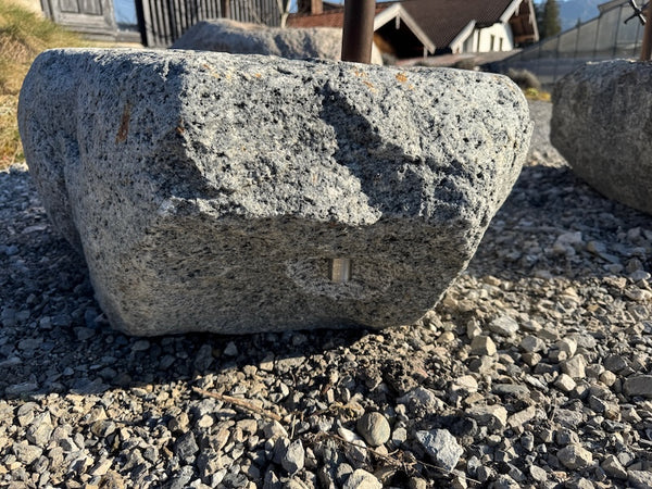 Findlingsbrunnen mit eckigen Einlauf