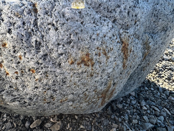 Findlingsbrunnen mit eckigen Einlauf