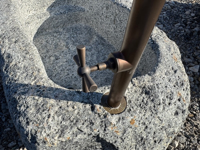 Findlingsbrunnen mit eckigen Einlauf und Handrad