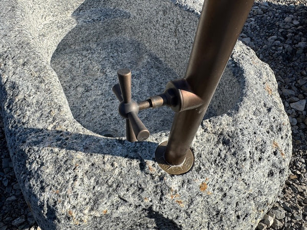 Findlingsbrunnen mit eckigen Einlauf und Handrad