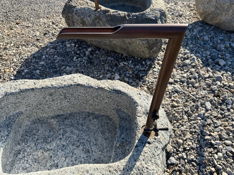 Findlingsbrunnen mit eckigen Einlauf aus Messing