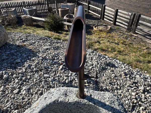 Findlingsbrunnen mit eckigen Einlauf