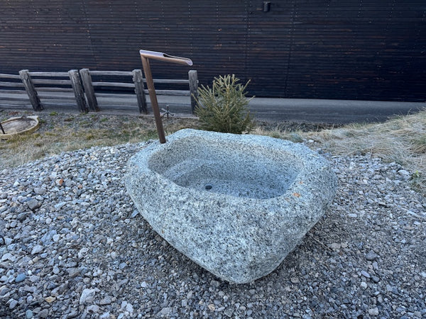 Findlingsbrunnen mit eckigen Einlauf