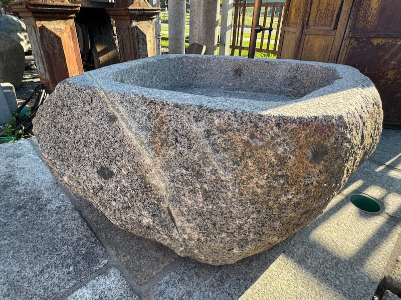 Findlingsbrunnen Schweiz mit Einschlüssen
