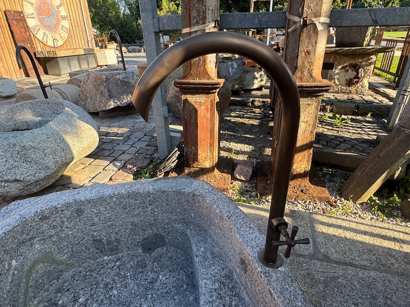 Findlingsbrunnen Schweiz mit Messingwassereinlauf
