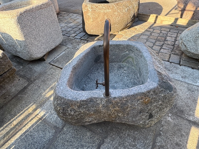 Findlingsbrunnen Schweiz