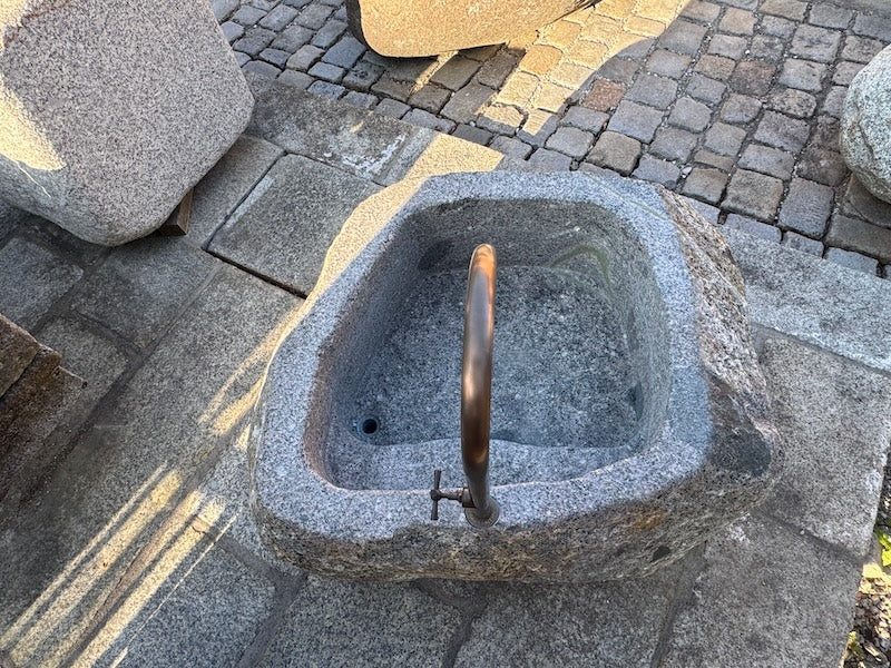 Findlingsbrunnen Schweiz Wasserauslauf