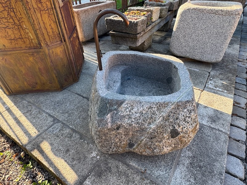 Findlingsbrunnen Schweiz Brunnenbecken