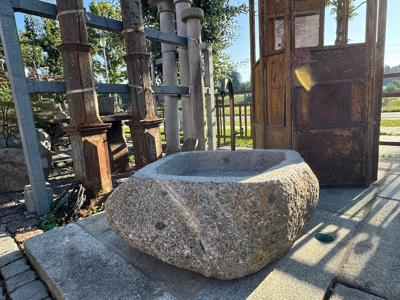 Findlingsbrunnen Schweiz