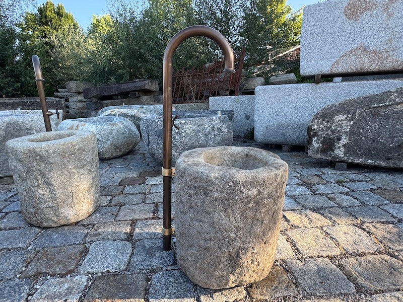 Steinbrunnen rund Ansicht