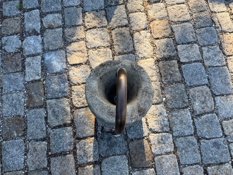 Steinbrunnen rund Wasserauslauf