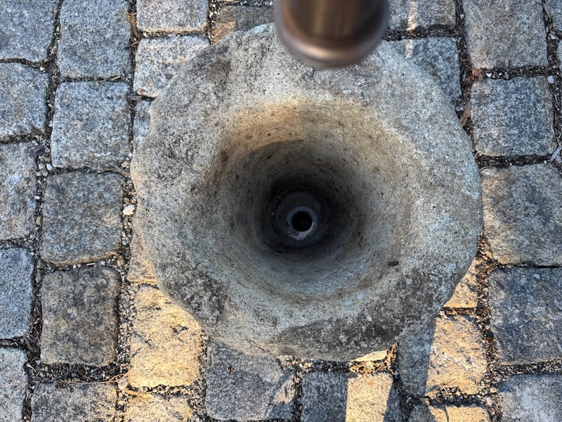 Steinbrunnen rund Bohrung Wassereinlauf