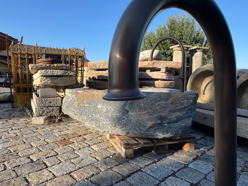 Steinbrunnen rund mit Wasserhahn