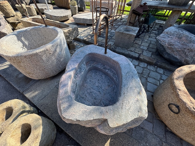 Alter Findlingsbrunnen mit schöner Ader Draufsicht