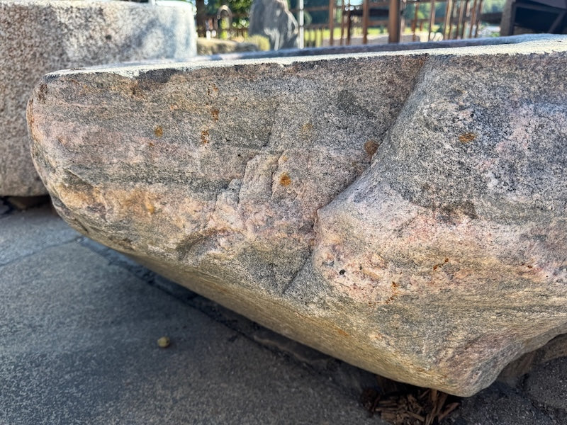 Alter Findlingsbrunnen mit schöner Ader
