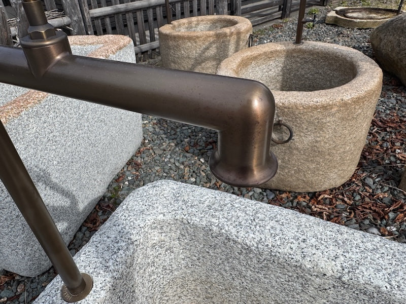 Granitbrunnen Kitzbühel mit Wassereinlauf und Handrad