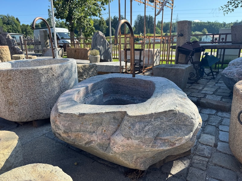 Alter Findlingsbrunnen mit schöner Ader Ansichten