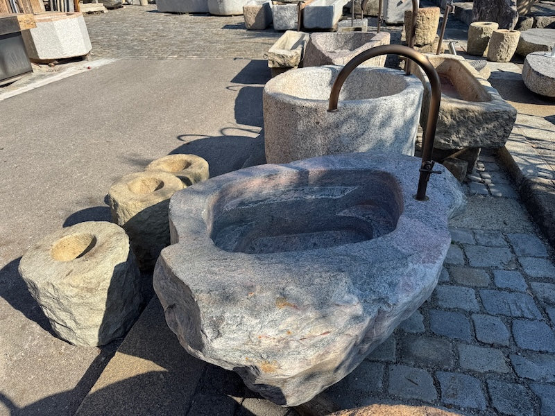 Alter Findlingsbrunnen mit schöner Ader