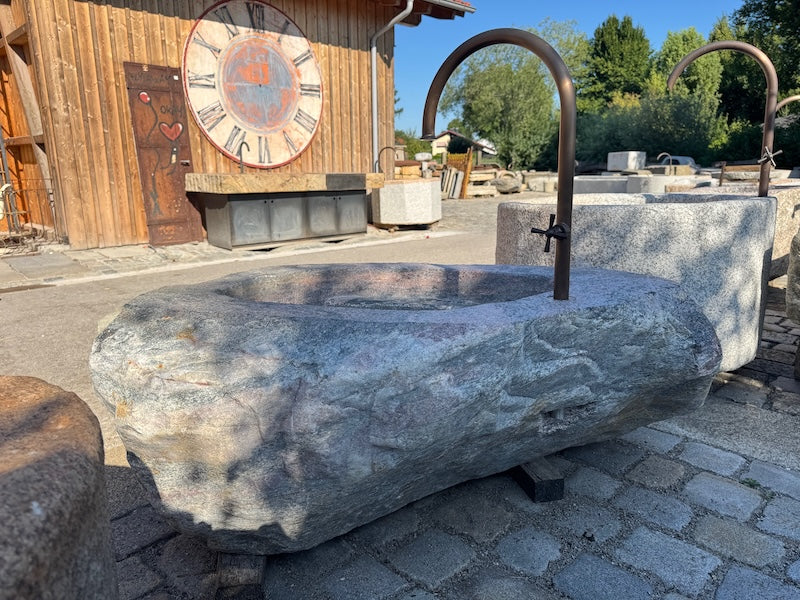 Alter Findlingsbrunnen mit schöner Ader Rückansicht