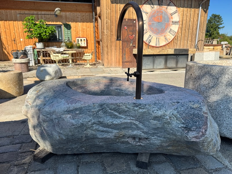 Alter Findlingsbrunnen Seitenansicht