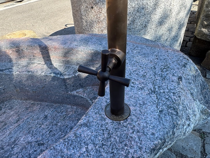 Alter Findlingsbrunnen mit schöner Ader