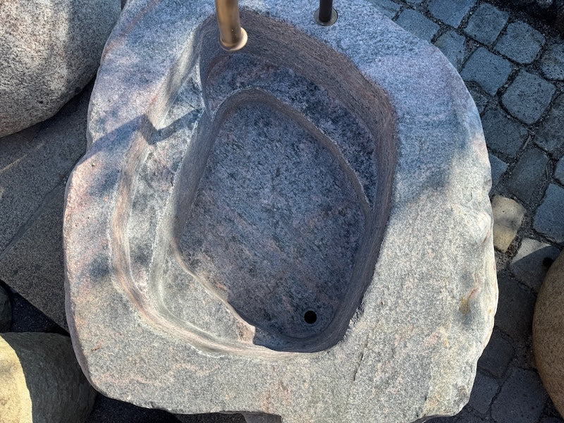 Alter Findlingsbrunnen mit schöner Ader Brunnenbecken Detail