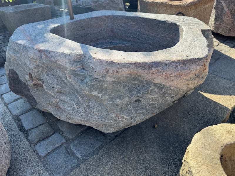 Alter Findlingsbrunnen mit schöner Ader