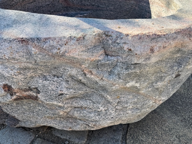 Alter Findlingsbrunnen mit schöner Ader