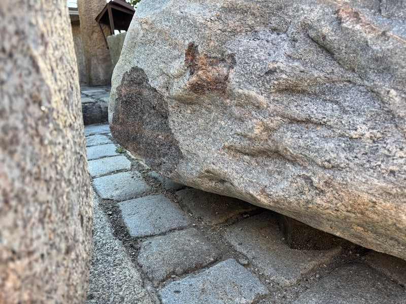 Alter Findlingsbrunnen mit schöner Ader