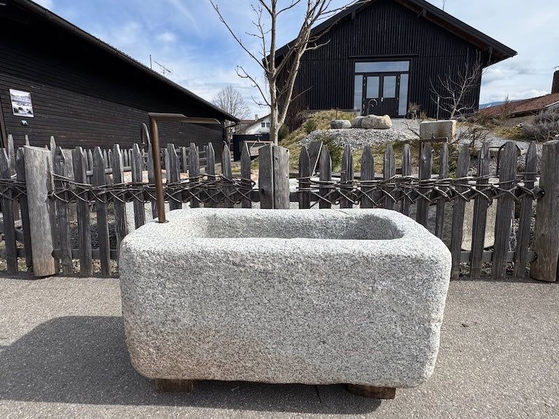 Granitbrunnen München Seitenansicht