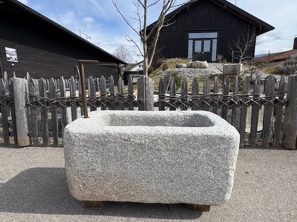 Granitbrunnen München Seitenansicht