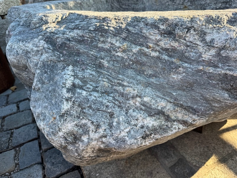 Findlingsbrunnen München Oberfläche