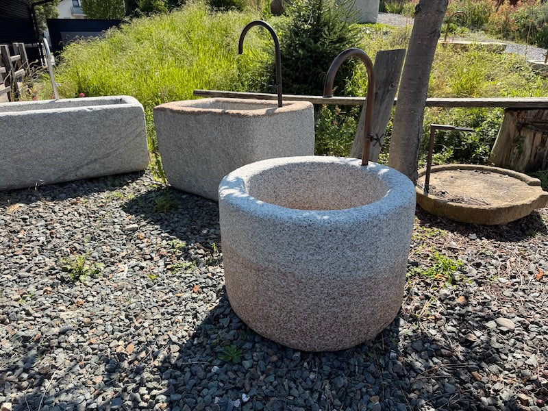 Runder Granitbrunnen mit Wassereinlauf Oberflächen Struktur