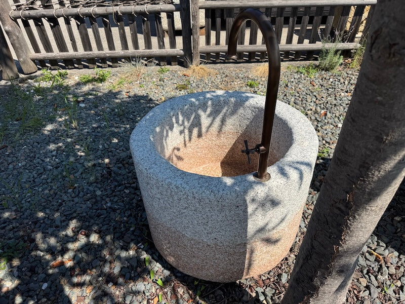 Runder Granitbrunnen mit Wassereinlauf Rückansicht