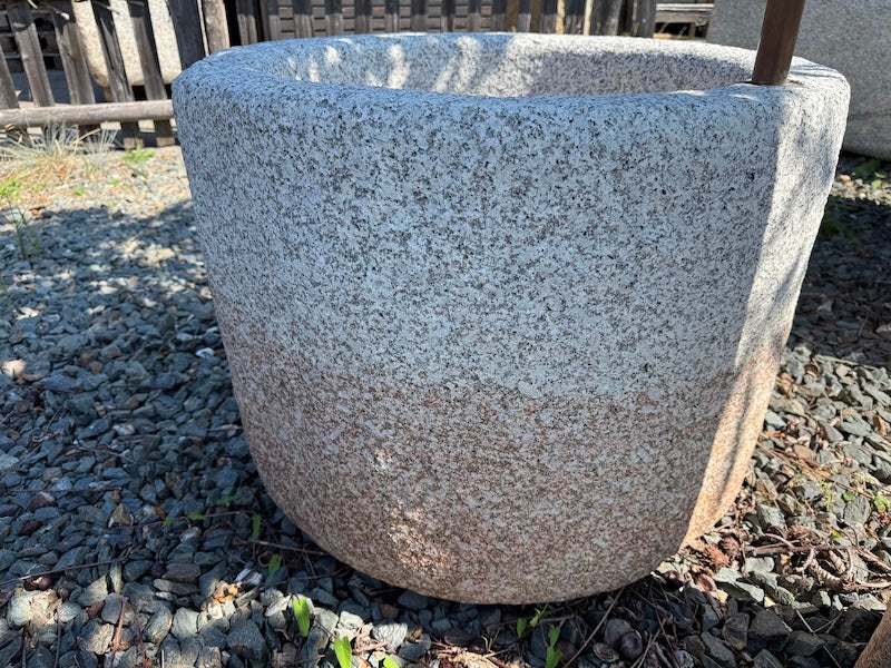 Runder Granitbrunnen mit Wassereinlauf Befestigung