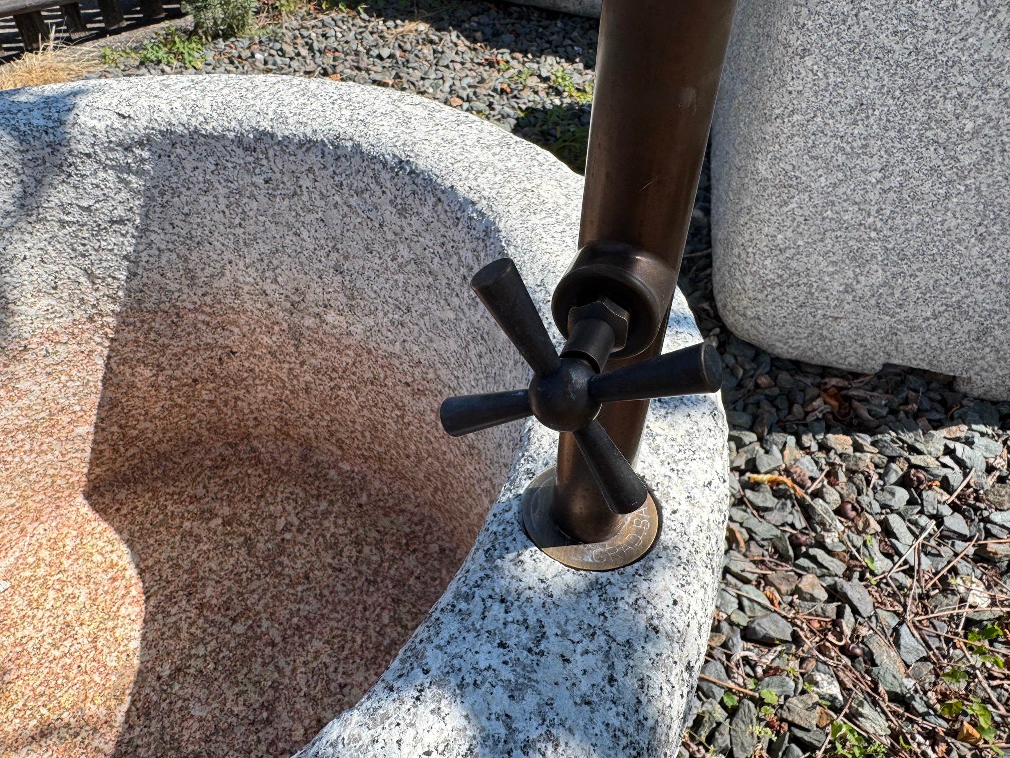 Runder Granitbrunnen mit Wassereinlauf und Handrad