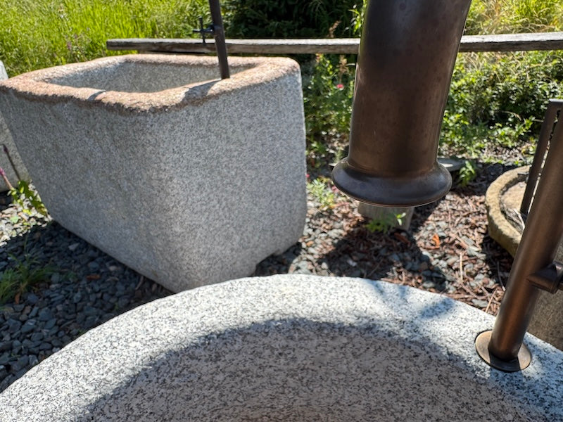 Runder Granitbrunnen mit Wassereinlauf