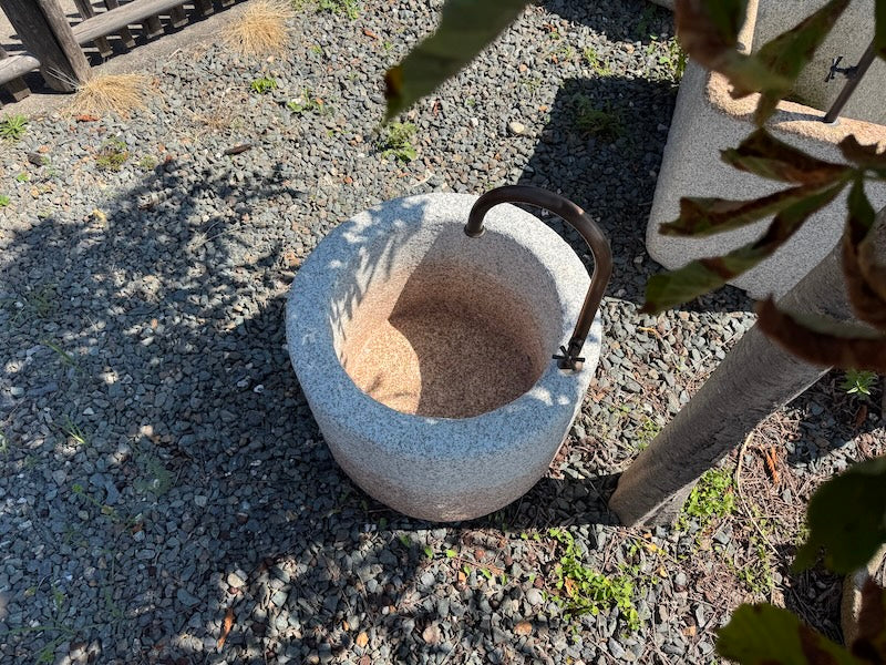 Runder Granitbrunnen mit Wassereinlauf