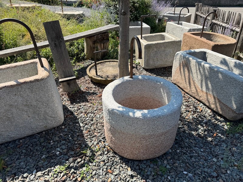 Runder Granitbrunnen mit Wassereinlauf