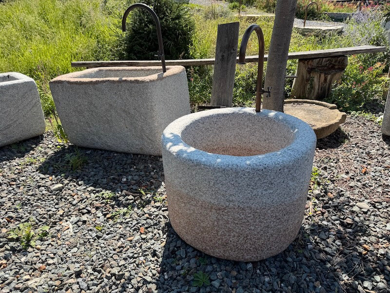Runder Granitbrunnen mit Wassereinlauf