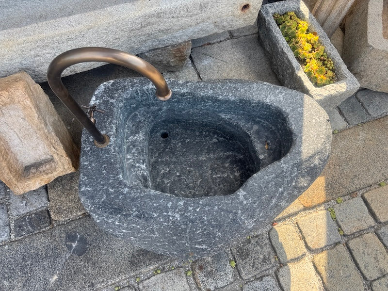 Findlingsbrunnen mit großen Quarzeinschlüssen Draufsicht
