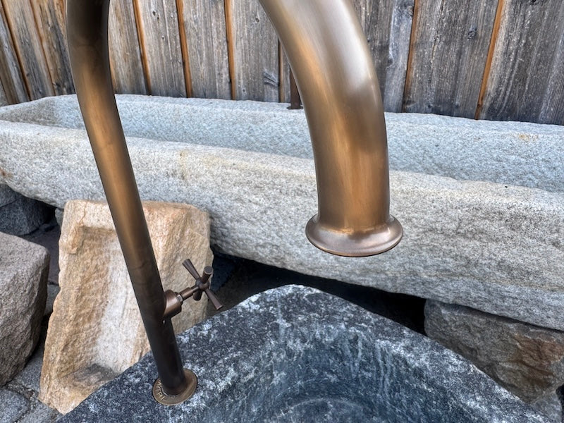 Findlingsbrunnen mit großen Quarzeinschlüssen