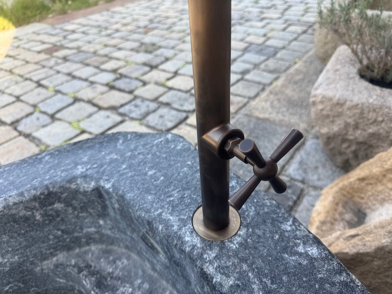 Findlingsbrunnen mit Messinghandrad