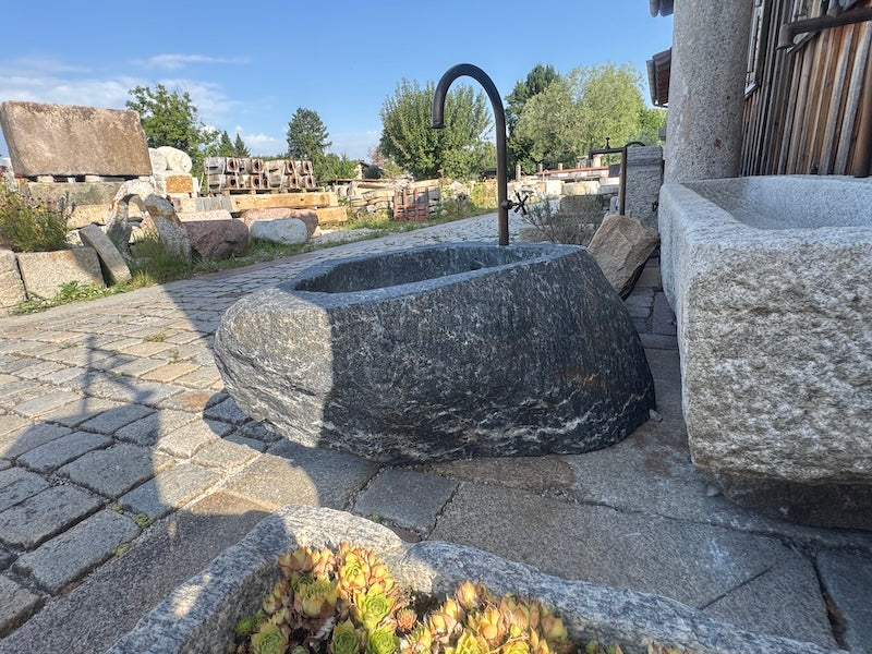 Wunderschöner Findlingsbrunnen mit hellen Quarzeinschlüssen