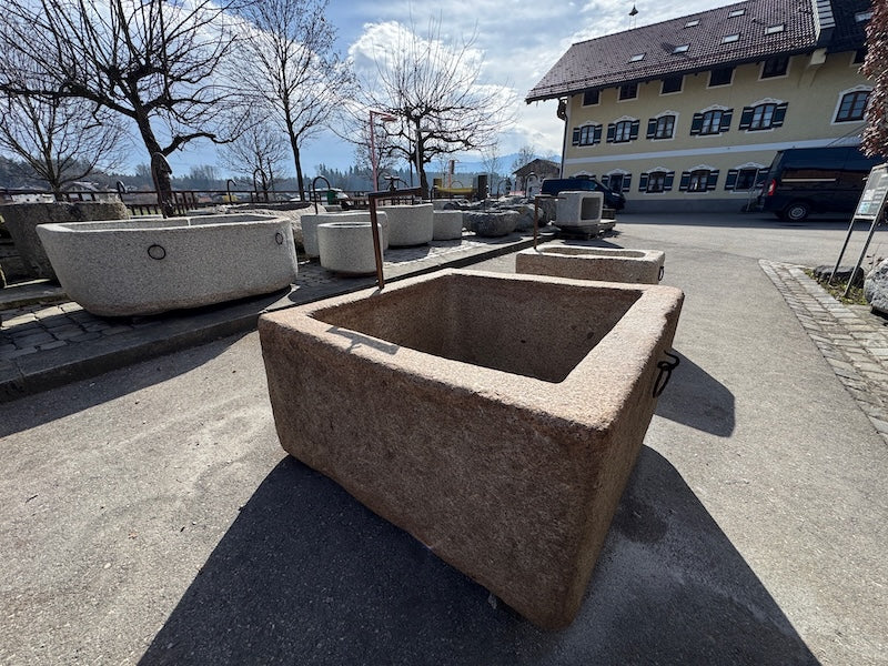 Granitbrunnen Allgäu Seitenansicht