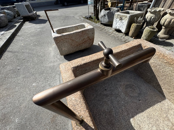 Granitbrunnen Allgäu mit Wasserhahn